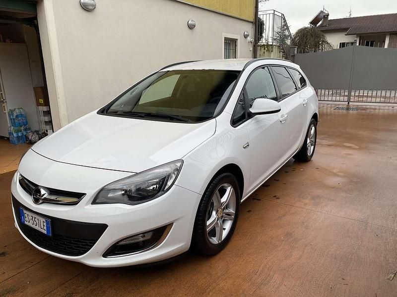 Usata Opel Astra Sport 110 CV (80 kW) 2013 Bianco Station wagon