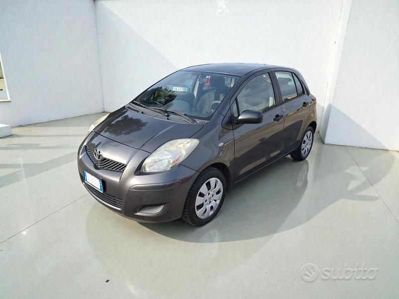 Usata Toyota Yaris 69 CV (50 kW) 2011 Antracite metallizzato Utilitaria