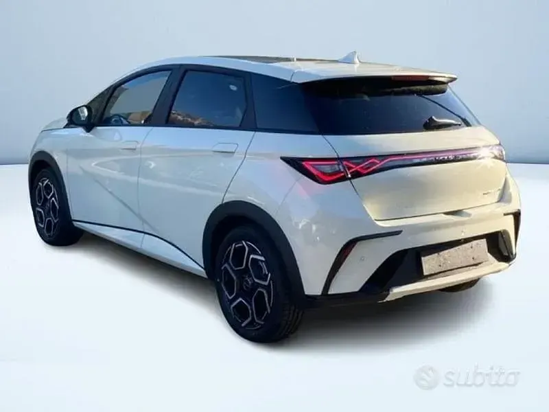 Nuova BYD Dolphin Design 2026 Bianco Utilitaria