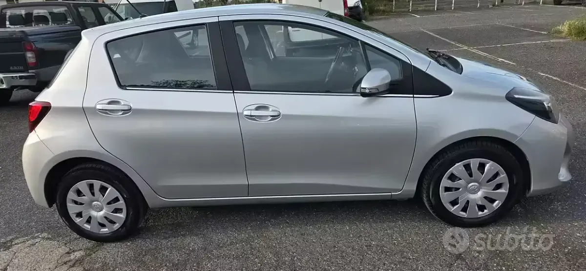 Usata Toyota Yaris Sol 69 CV (50 kW) 2015 Grigio Utilitaria