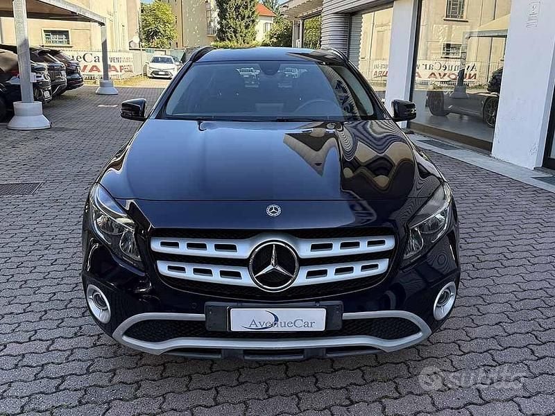 Usata Mercedes GLA180 109 CV (80 kW) 2017 Blu / metallizzato SUV