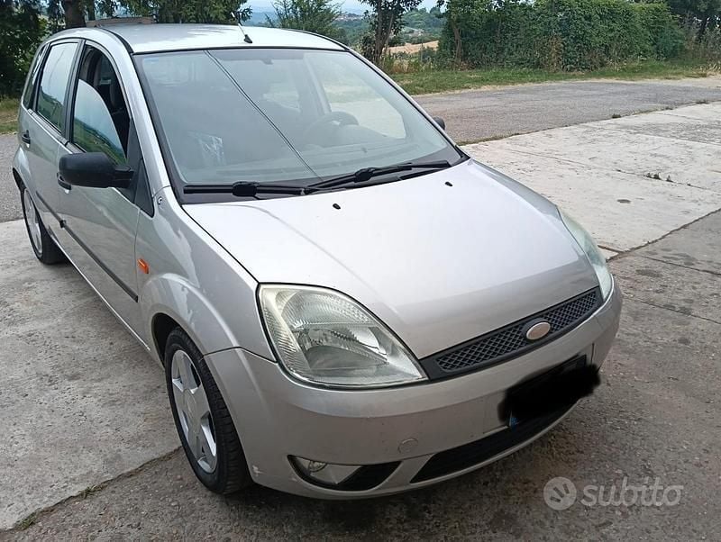 Usata Ford Fiesta Ambiente 68 CV (50 kW) 2002 Grigio Utilitaria