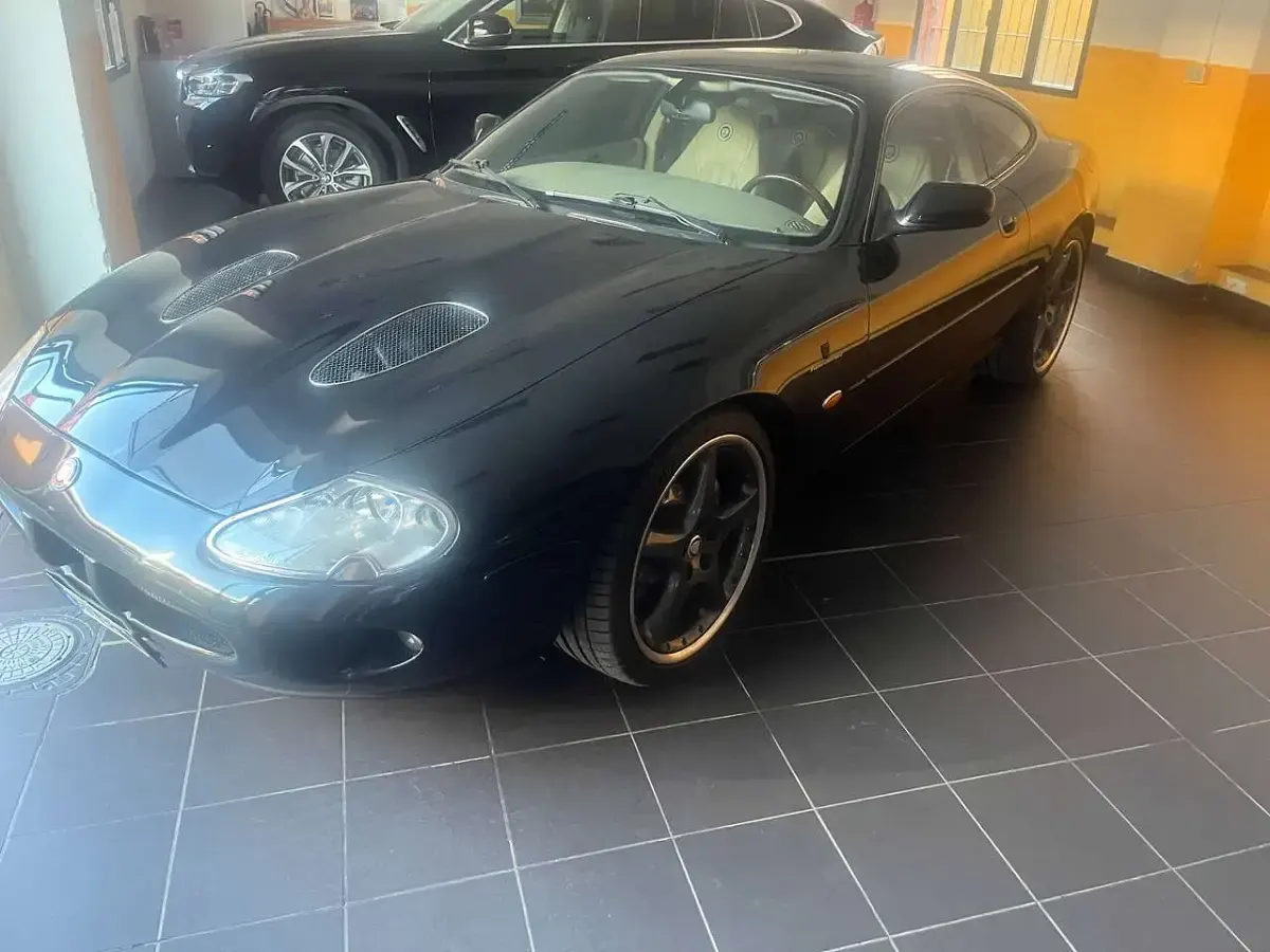 Usata Jaguar XKR 363 CV (266 kW) 2000 Nero Coupé