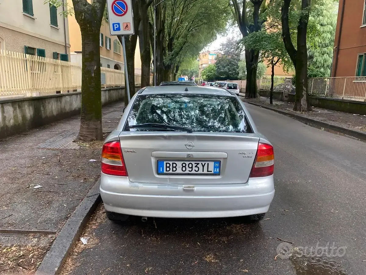 Usata Opel Astra Club 90 CV (66 kW) 1999 Grigio Berlina