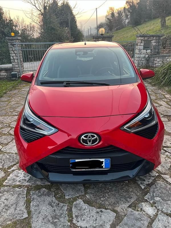 Usata Toyota Aygo 72 CV (52 kW) 2019 Rosso Utilitaria