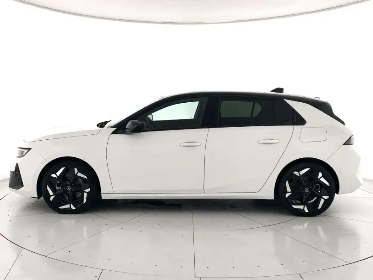 Nuova Opel Astra GSe 200 CV (147 kW) 2025 Arktis white Utilitaria