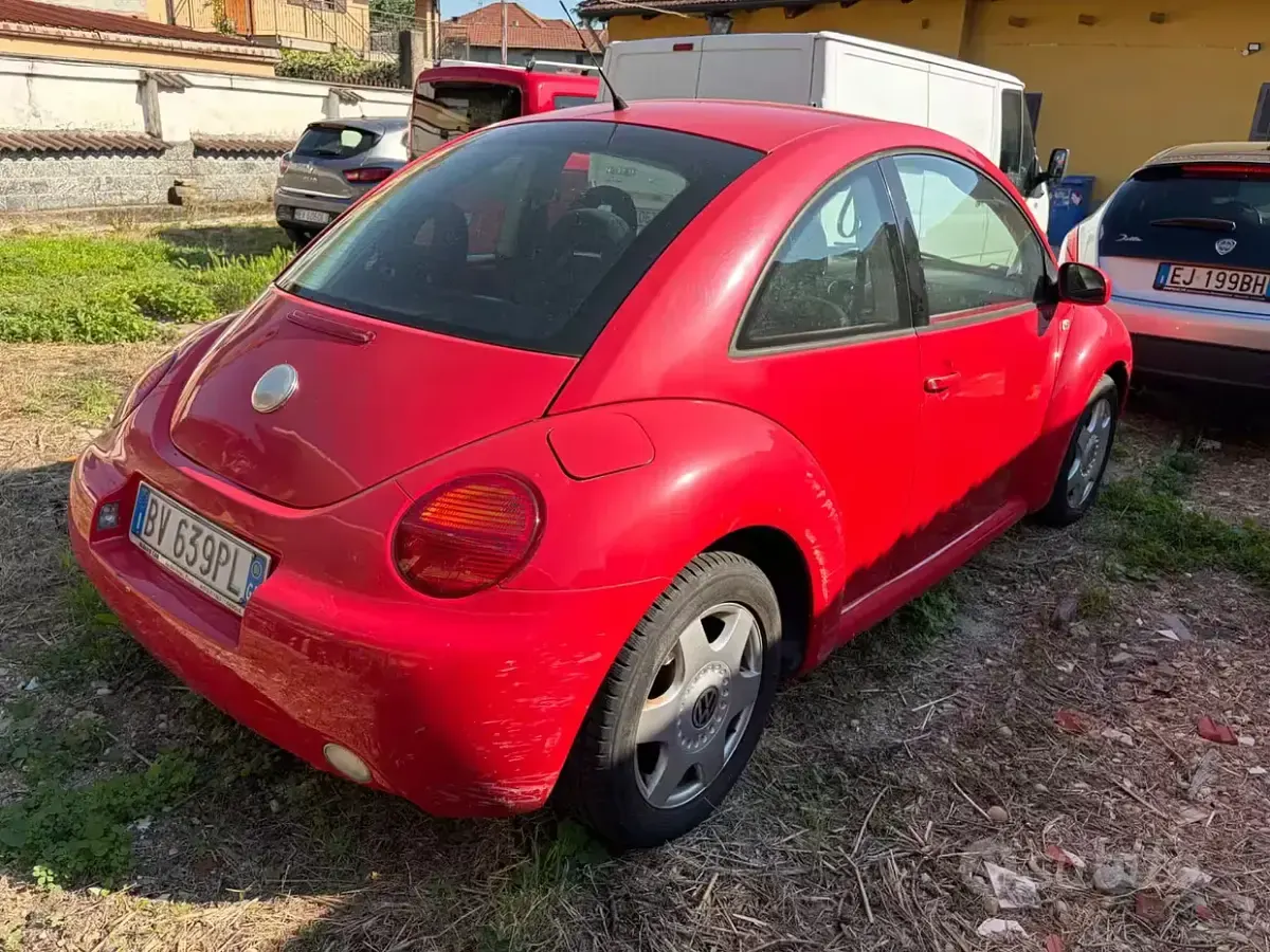 Usata VW New Beetle 102 CV (75 kW) 2001 Rosso Utilitaria