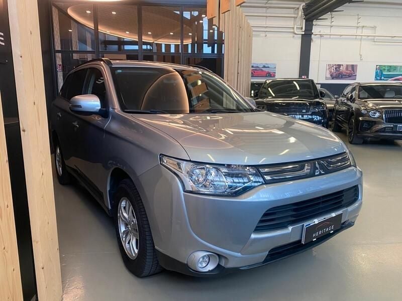 Usata Mitsubishi Outlander Intense 150 CV (110 kW) 2014 Argento SUV