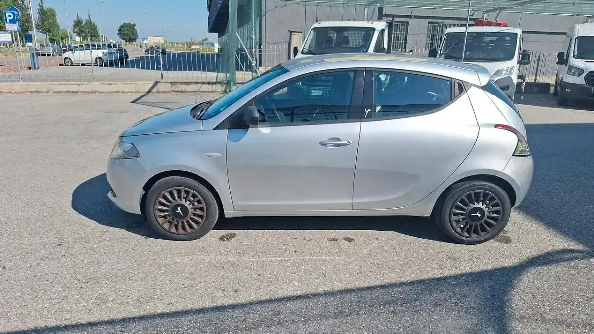 Usata Lancia Ypsilon 69 CV (50 kW) 2015 Argento Utilitaria
