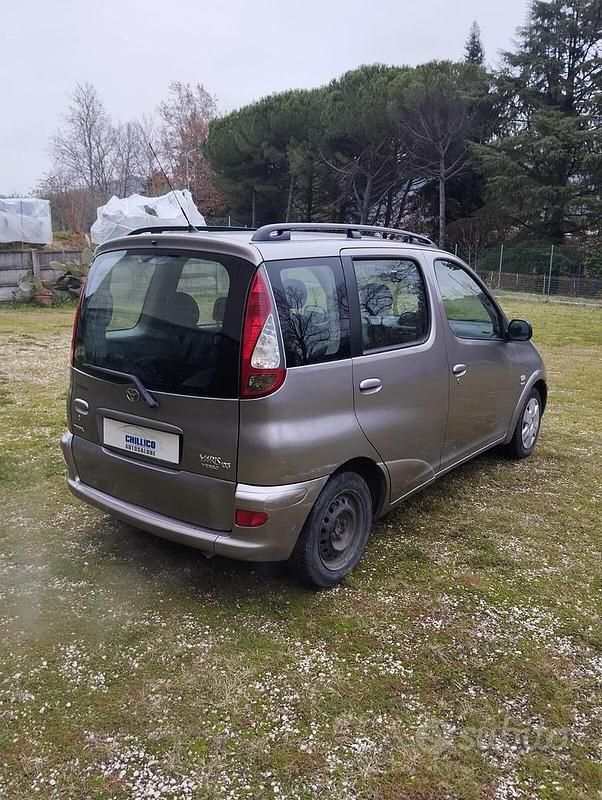 Usata Toyota Yaris Verso Sol 84 CV (61 kW) 2003 Grigio Monovolume