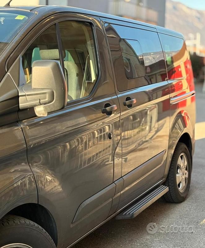 Begagnad Ford T 2016 Grå Minibuss