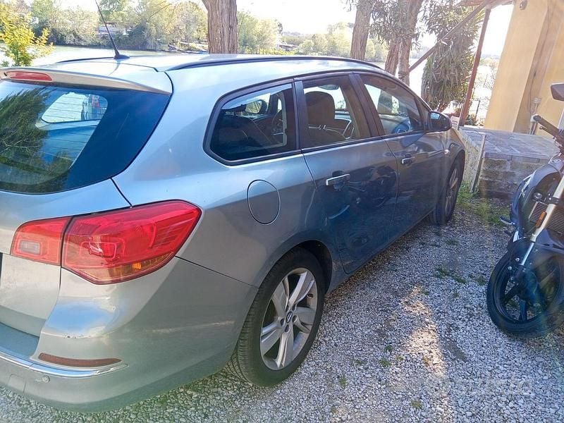 Usata Opel Astra 140 CV (102 kW) 2014 Station wagon