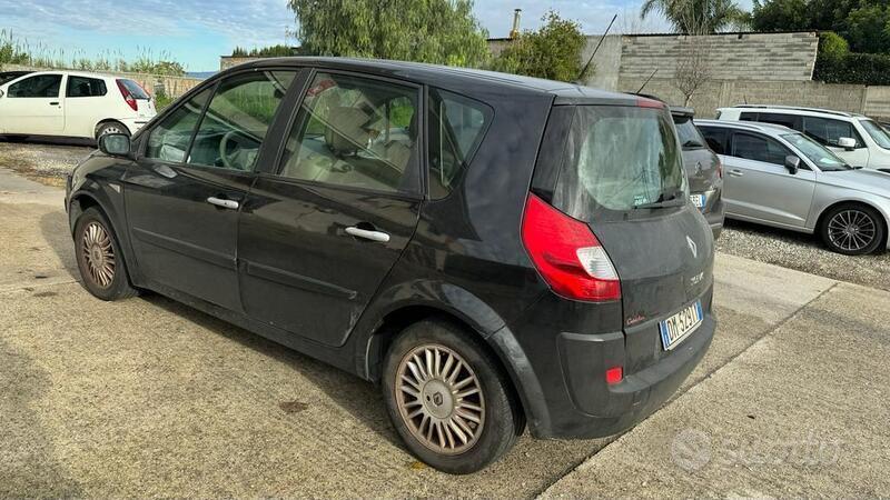 Usato 2008 Renault Scénic II 1.5 Diesel 106 CV (5.900 €)