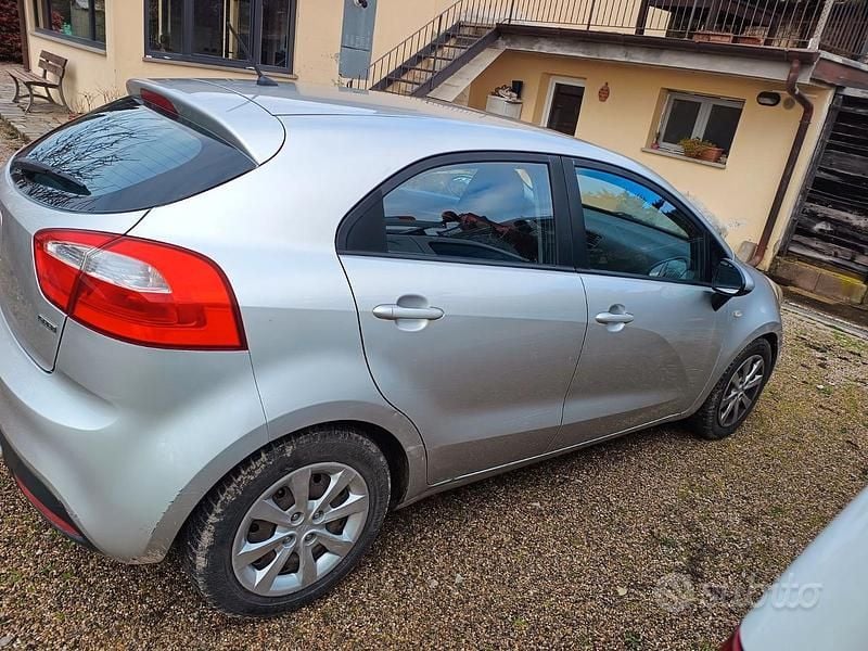 Usata Kia Rio 90 CV (66 kW) 2012 Grigio Monovolume