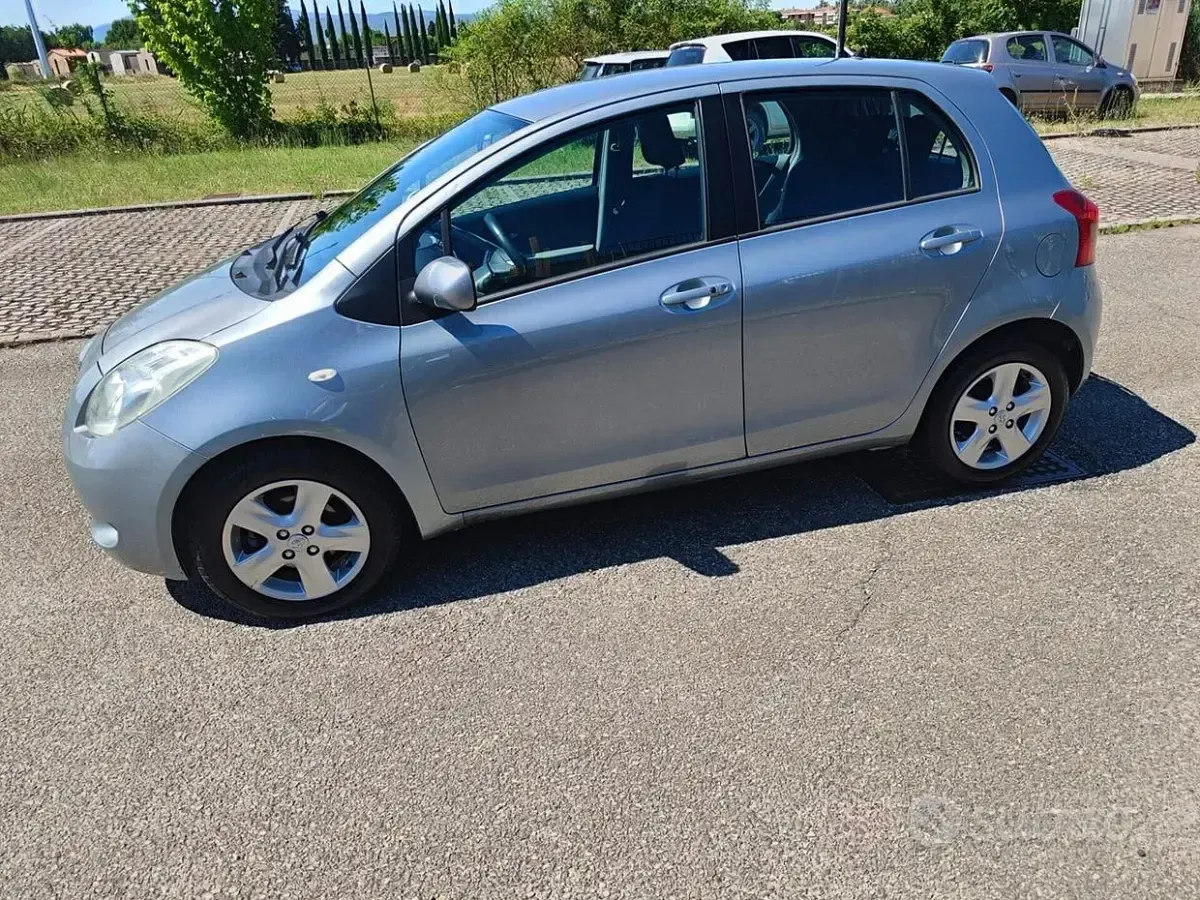 Usata Toyota Yaris Sol 90 CV (66 kW) 2006 Grigio Berlina