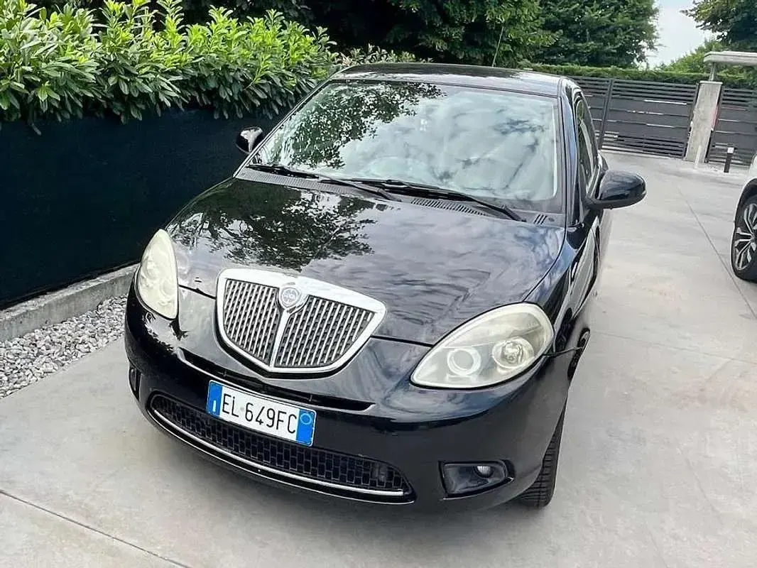 Usata Lancia Ypsilon 69 CV (50 kW) 2011 Nero Utilitaria