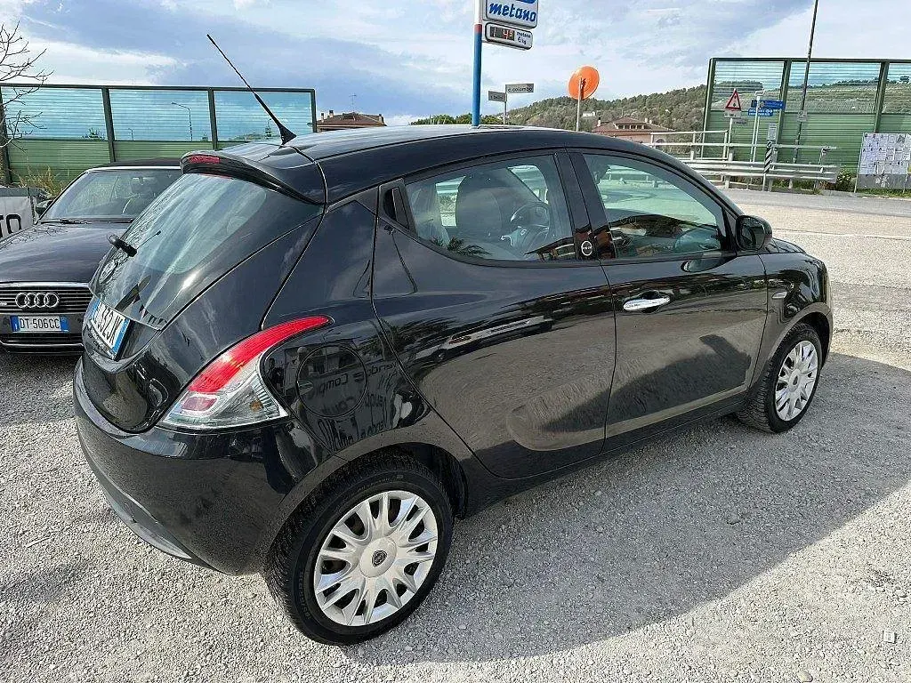 Usata Lancia Ypsilon 69 CV (50 kW) 2012 Nero Utilitaria
