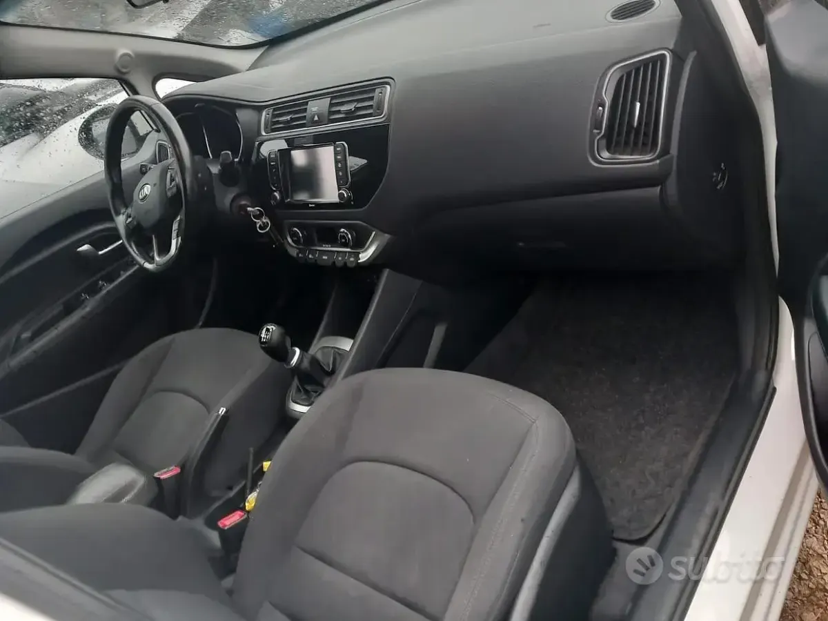 Usata Kia Rio Active 90 CV (66 kW) 2016 Bianco Utilitaria