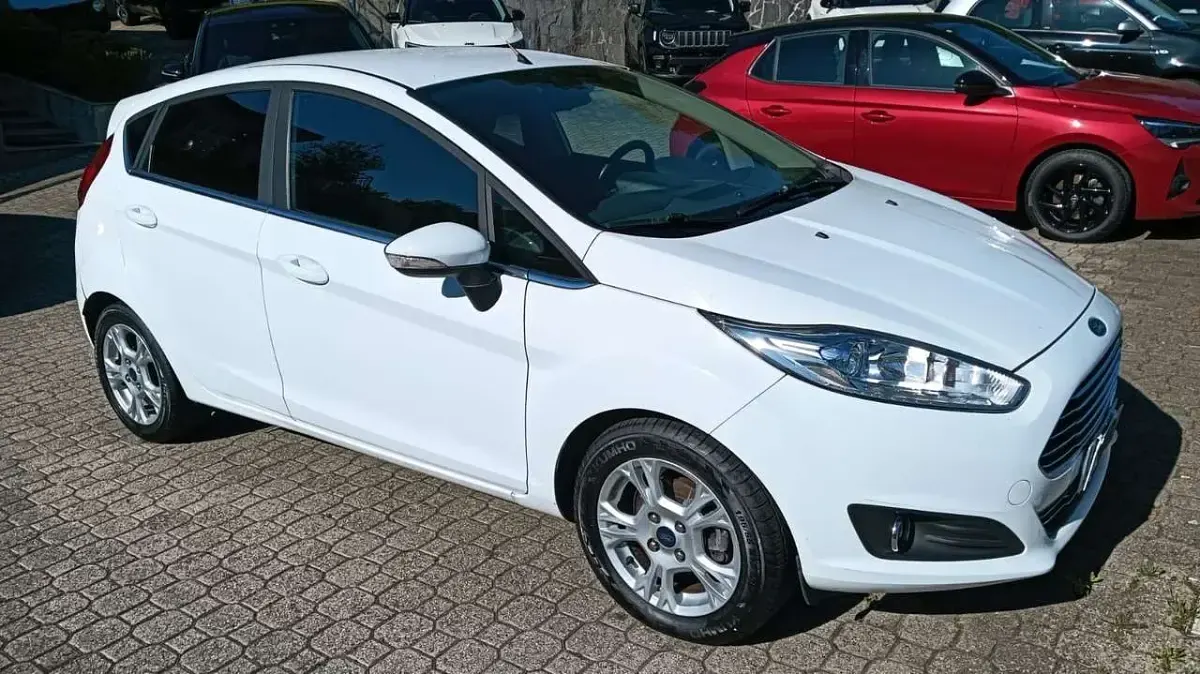 Usata Ford Fiesta 75 CV (55 kW) 2015 Bianco Utilitaria