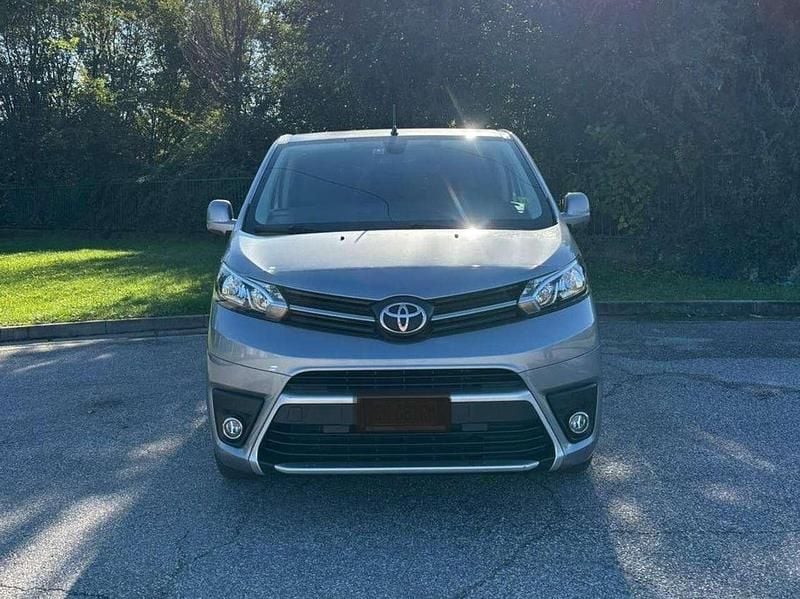 Grigio metalizzato scuro Usata 2022 Toyota Proace Verso Station wagon | 26.400 € (Ottimo prezzo) - Immagine 1/4