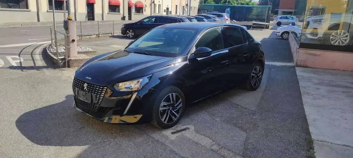 Usata Peugeot 208 Allure 101 CV (74 kW) 2022 Nero Utilitaria