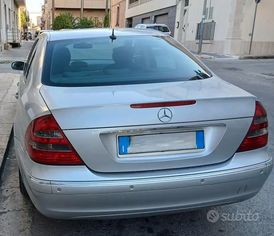 Usata Mercedes E270 177 CV (130 kW) 2003 Grigio Berlina