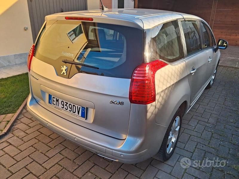 Usata Peugeot 5008 112 CV (82 kW) 2012 Grigio Monovolume