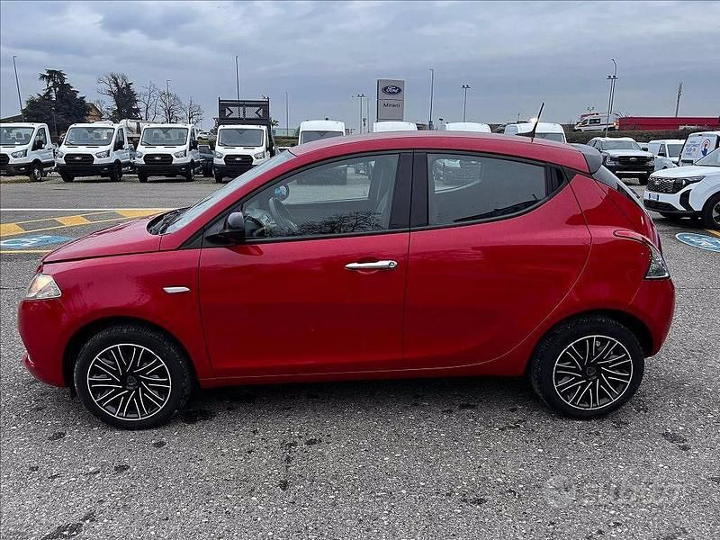 Usata Lancia Ypsilon Silver 70 CV (51 kW) 2023 Rosso Utilitaria