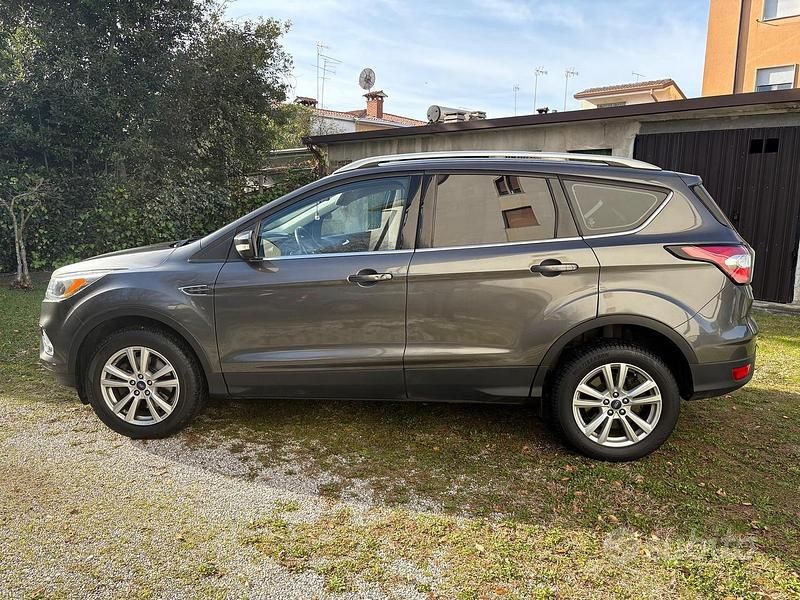 Usata Ford Kuga Business Edition 120 CV (88 kW) 2017 Grigio SUV