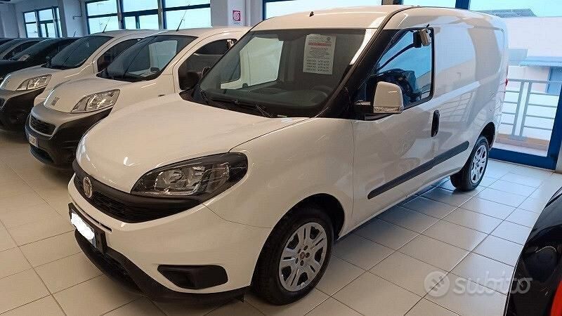 Usata Fiat Doblò Lounge 105 CV (77 kW) 2023 Bianco Monovolume