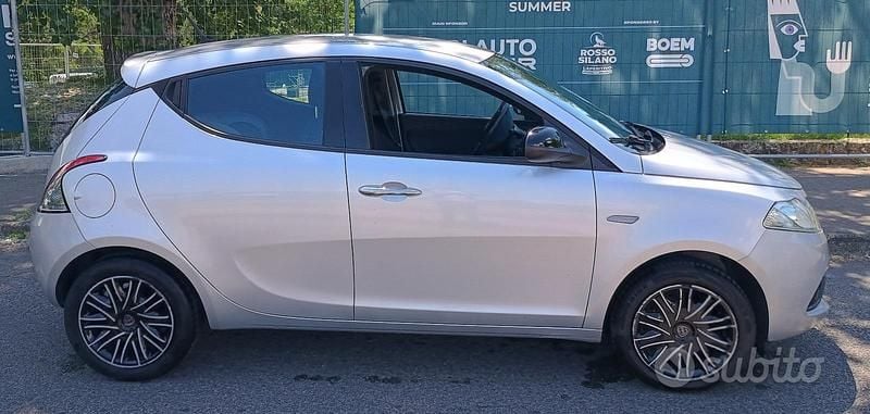 Usata Lancia Ypsilon 69 CV (50 kW) 2020 Grigio Utilitaria