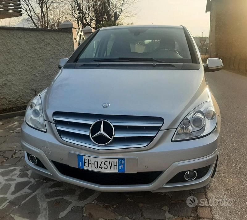 Usata Mercedes B180 Executive 116 CV (85 kW) 2011 Grigio Monovolume