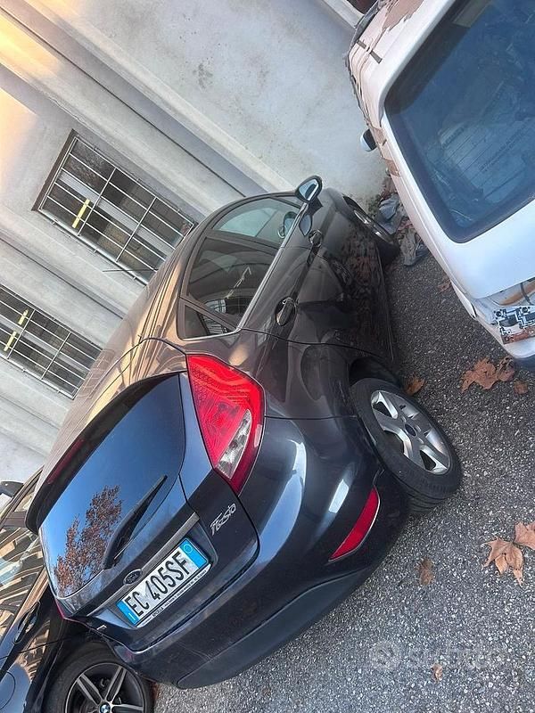 Second-hand Ford Fiesta 90 CP (66 kW) 2010 Gri Berlinǎ