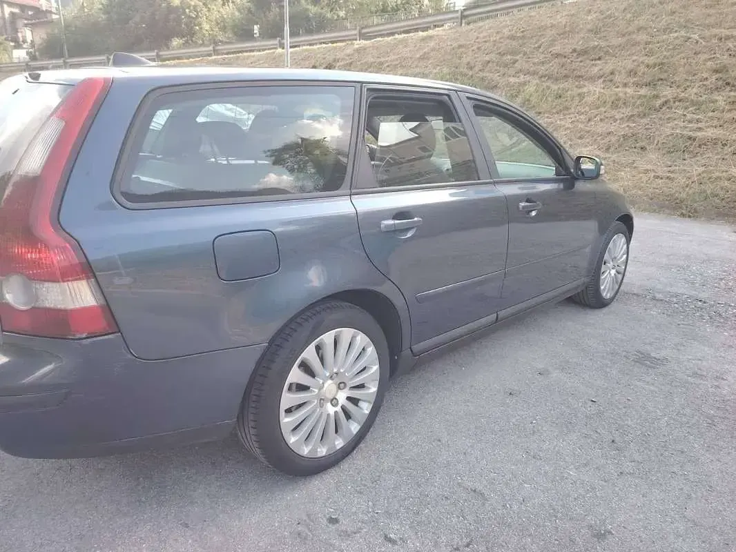 Usata Volvo V50 Momentum 136 CV (100 kW) 2006 Blu/azzurro Station wagon
