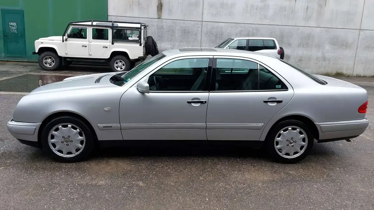 Usata Mercedes E300 147 CV (108 kW) 1998 Grigio Berlina