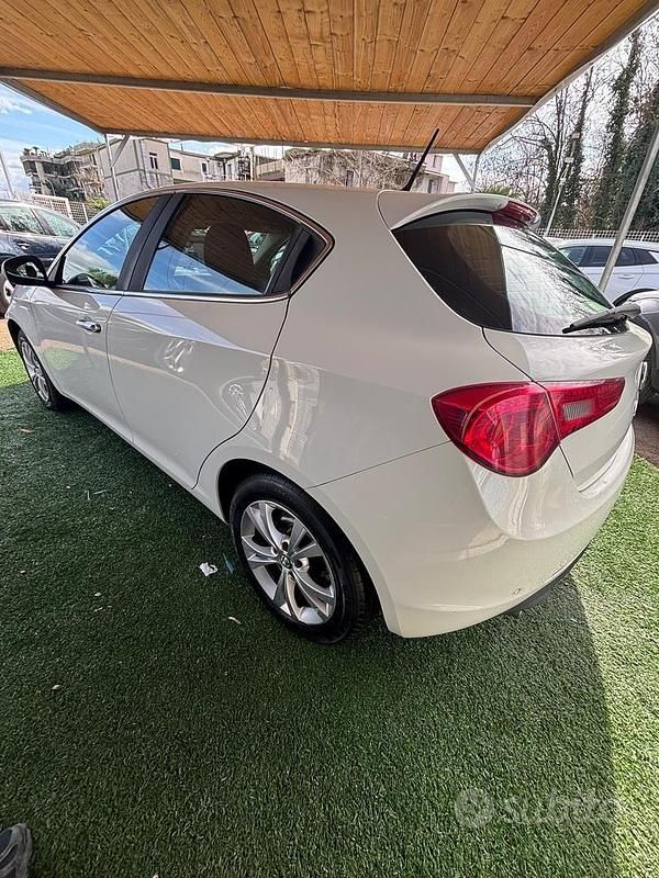 Usata Alfa Romeo Giulietta Exclusive 105 CV (77 kW) 2014 Bianco Utilitaria