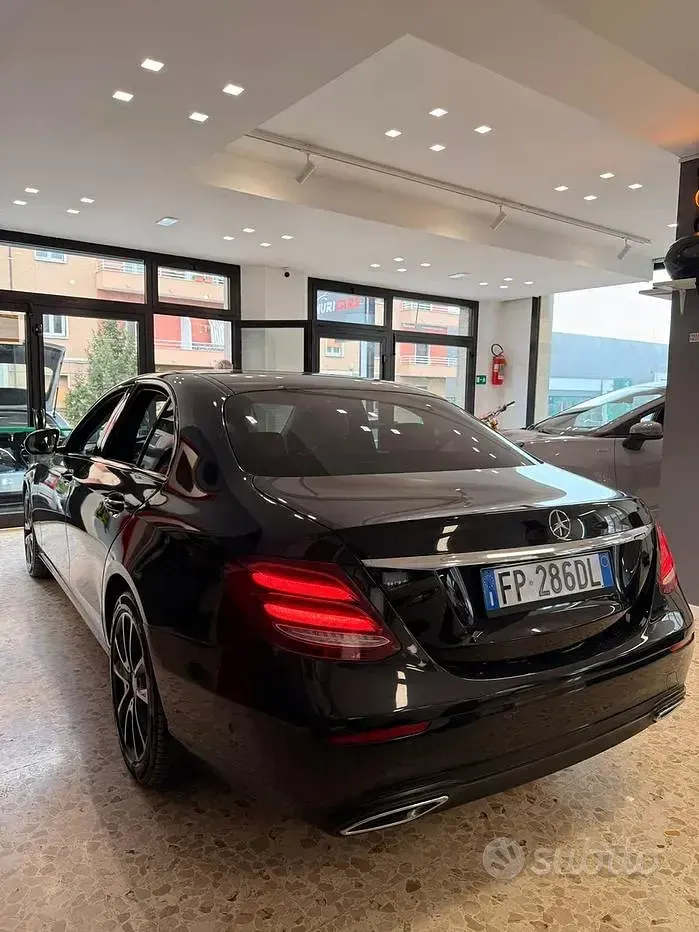 Usata Mercedes E220 264 CV (194 kW) 2018 Nero Berlina