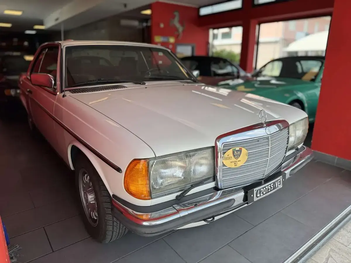 Usata Mercedes 280 156 CV (114 kW) 1979 Bianco Utilitaria