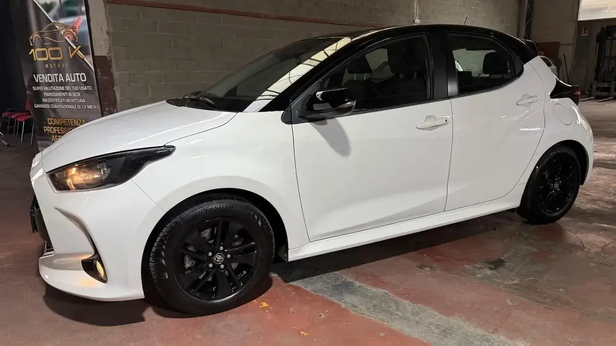 Usata Toyota Yaris Hybrid Business Edition 92 CV (67 kW) 2021 Bianco Berlina