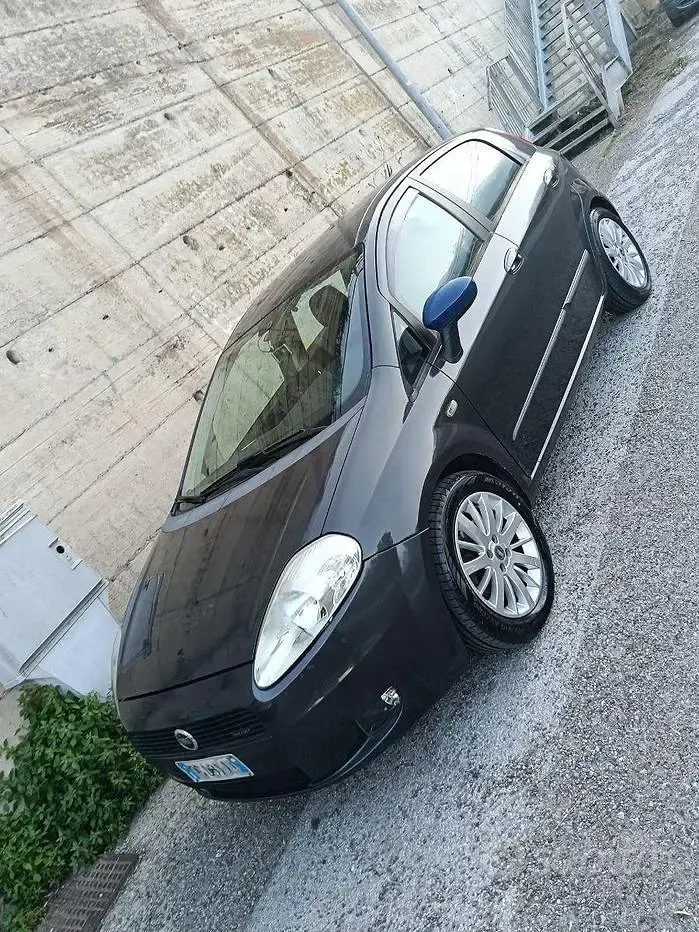 Usata Fiat Punto 90 CV (66 kW) 2007 Grigio Utilitaria