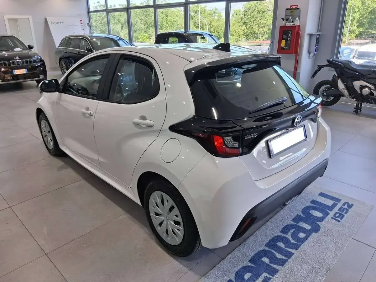 Nuova Toyota Yaris Hybrid Active 92 CV (67 kW) 2026 Super white / black Berlina