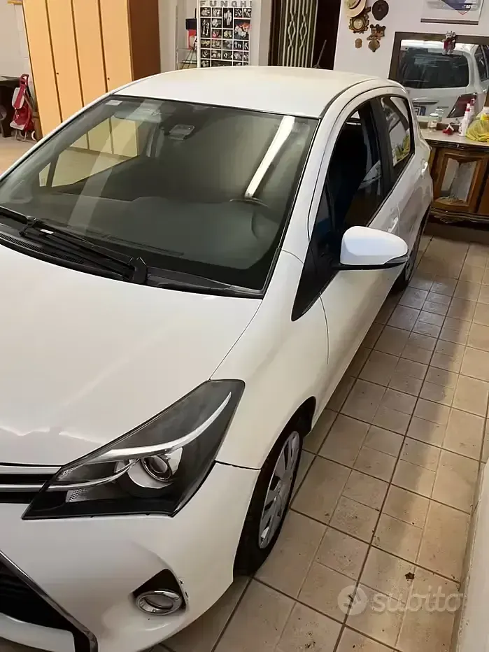 Usata Toyota Yaris 90 CV (66 kW) 2015 Bianco Utilitaria