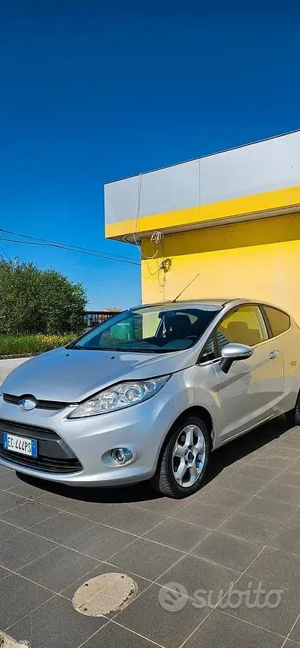 Gebraucht Ford Fiesta 92 PS (67 kW) 2011 Grau Limousine