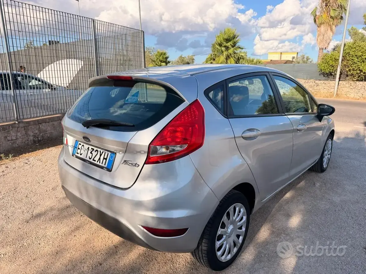 Usata Ford Fiesta 60 CV (44 kW) 2010 Grigio Berlina