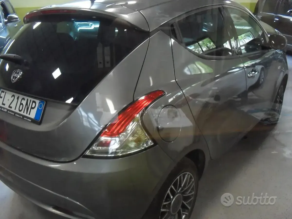 Usata Lancia Ypsilon 95 CV (69 kW) 2017 Grigio Utilitaria