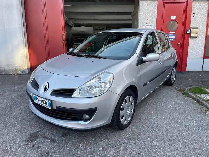 Argento Usata 2007 Renault Clio II Dynamique Tre volumi | 3900 € (Buon prezzo) - Immagine 1/4