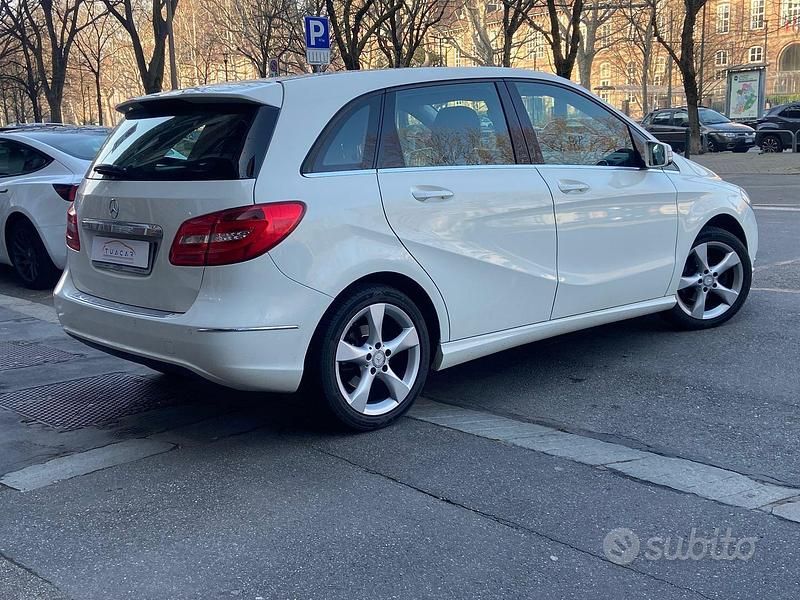 Begagnad Mercedes B180 Premium 122 HK (89 kW) 2012 Vit Minibuss