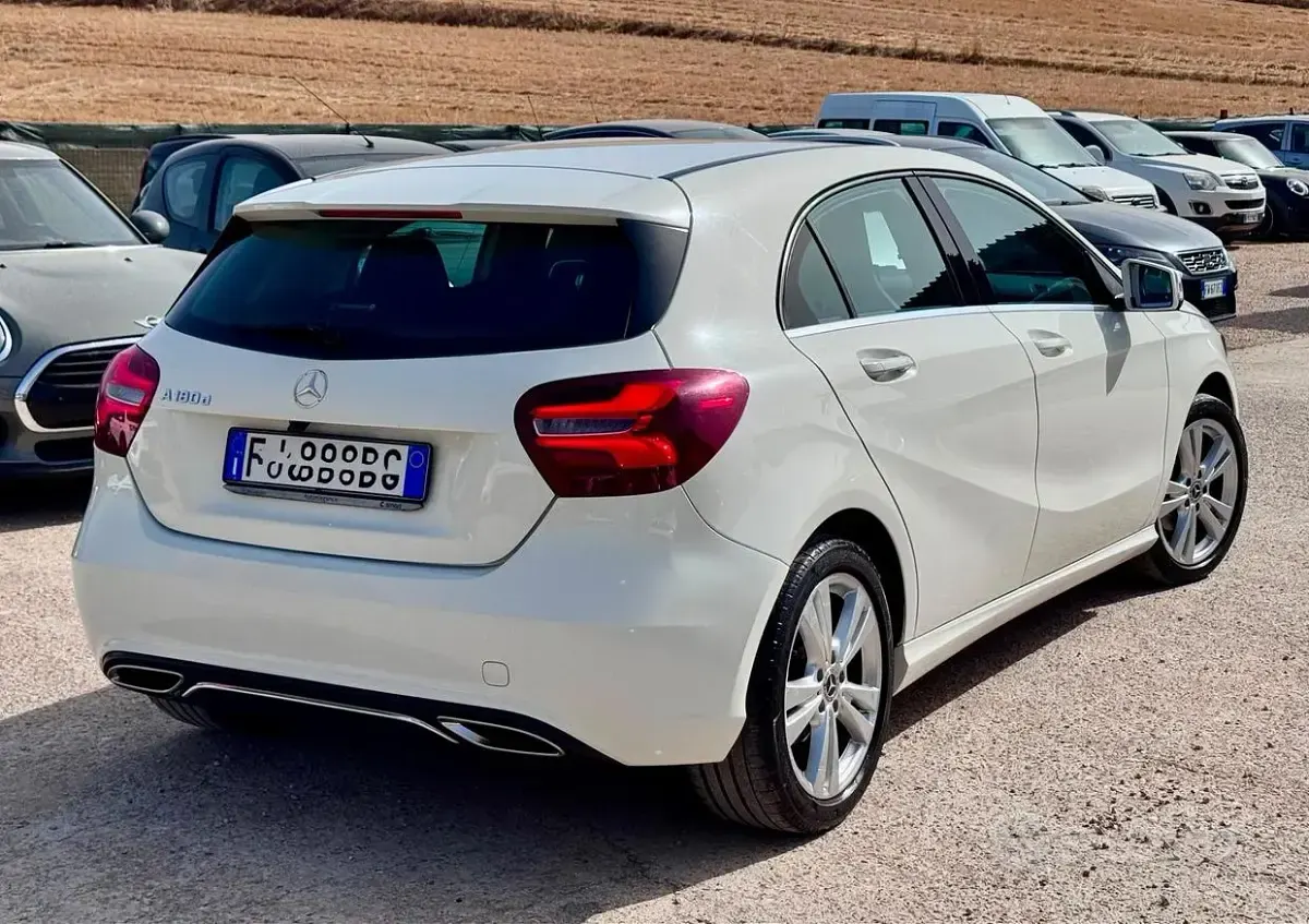 Usata Mercedes A180 Premium 109 CV (80 kW) 2017 Bianco Utilitaria