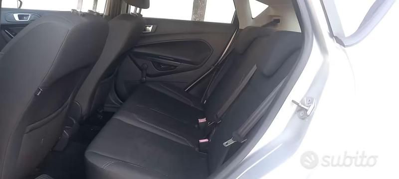 Usata Ford Fiesta 75 CV (55 kW) 2014 Grigio Utilitaria