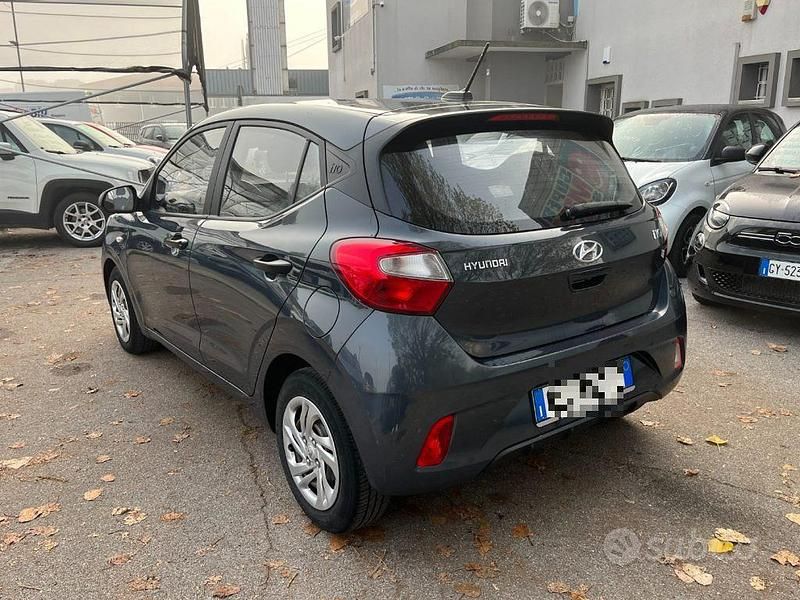 Usata Hyundai i10 Advanced 68 CV (50 kW) 2022 Grigio scuro metallizzato Utilitaria